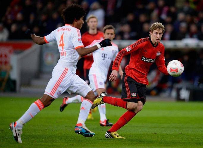 贝恩运球砸自己脚丢球 裁判补吹了勇士犯规 勇士众将都无语了.