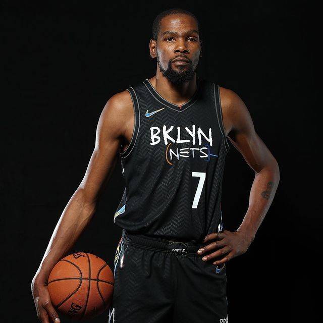 综合消息：中国队日入三金龙舟首金花落印尼